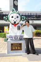 “佐賀春”の像（左）と小栗旬（右）。