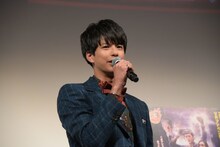 劇中のセリフを披露する森崎ウィン。