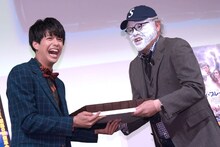 スティーヴン・スピルバーグ（くっきー / 右）からケーキを受け取った森崎ウィン（左）。