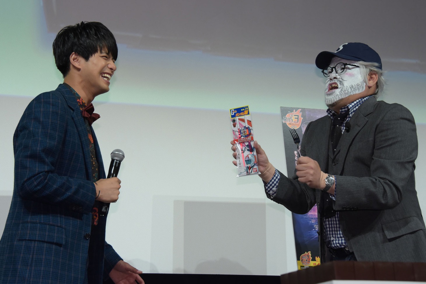 森崎ウィンとくっきー扮するスティーヴン・スピルバーグ。
