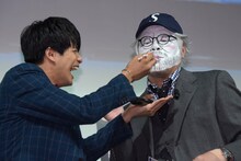 森崎ウィン（左）にケーキを食べさせてもらい、箸を舐め回すスティーヴン・スピルバーグ（くっきー / 右）。