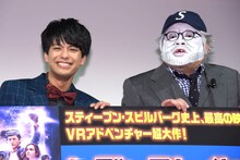 「レディ・プレイヤー1」応援上映会にて、左から森崎ウィン、スティーヴン・スピルバーグ（くっきー）。