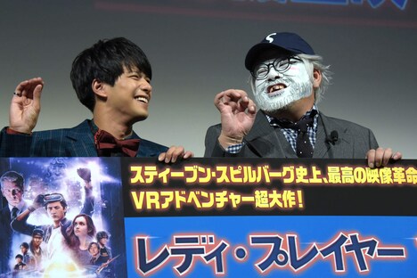 森崎ウィンとくっきー扮するスティーヴン・スピルバーグ。