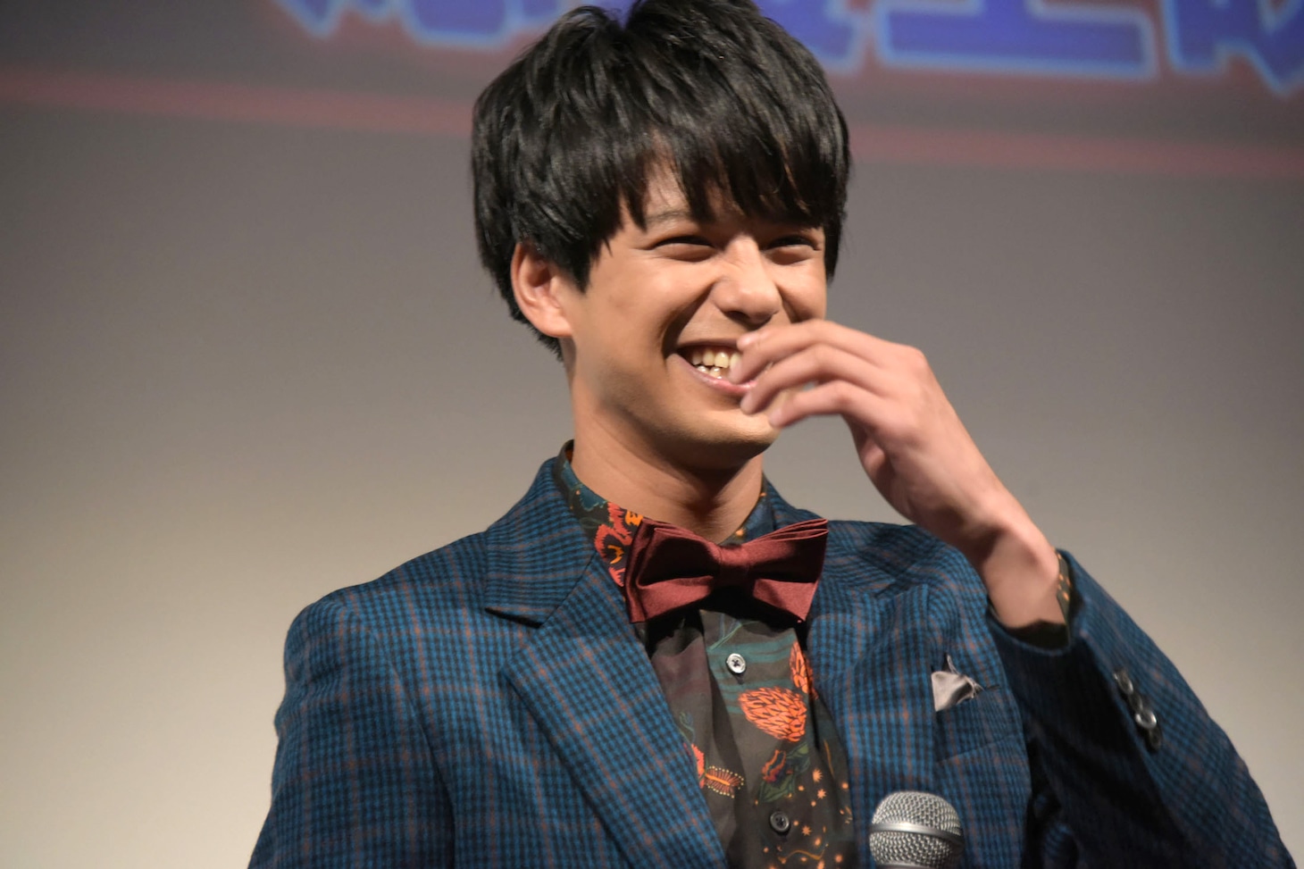 セリフを披露したあと、照れ笑いする森崎ウィン。