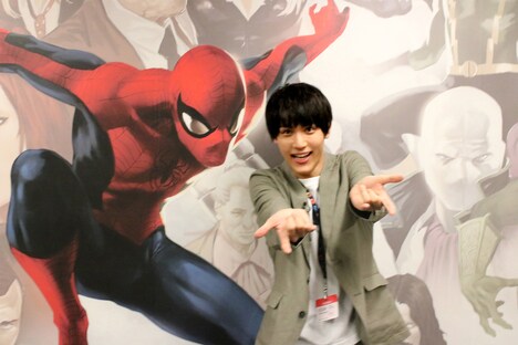 スパイダーマンルームでポーズを決める中川大志。