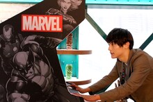 マーベルコミックス本社のゲームルームで遊ぶ中川大志。