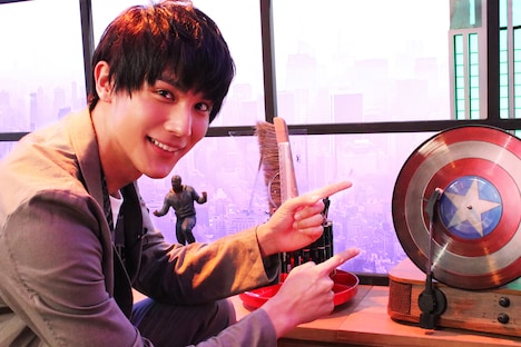 キャプテン・アメリカの盾を模したレコード・プレーヤーを見つけた中川大志。