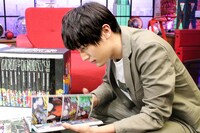 コミックを熟読する中川大志。