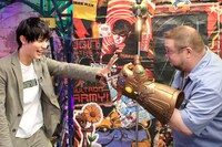 サノスになりきったC・B・セブルスキーに立ち向かう中川大志。