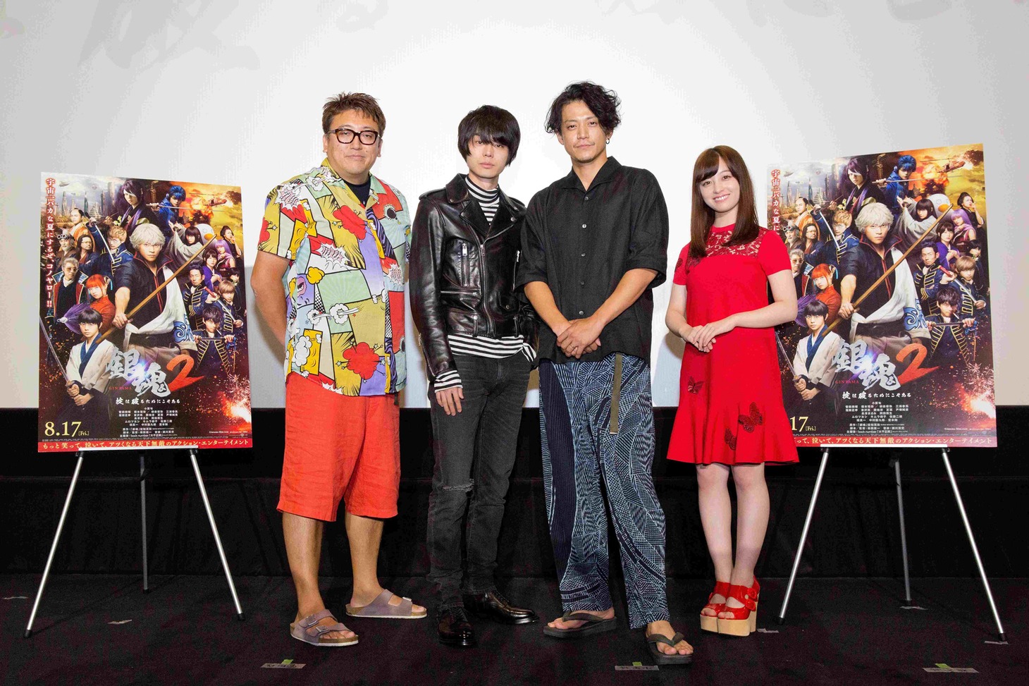 大阪舞台挨拶の様子。左から福田雄一、菅田将暉、小栗旬、橋本環奈。
