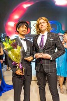 左から西坂來人、クリス・マッコームス。