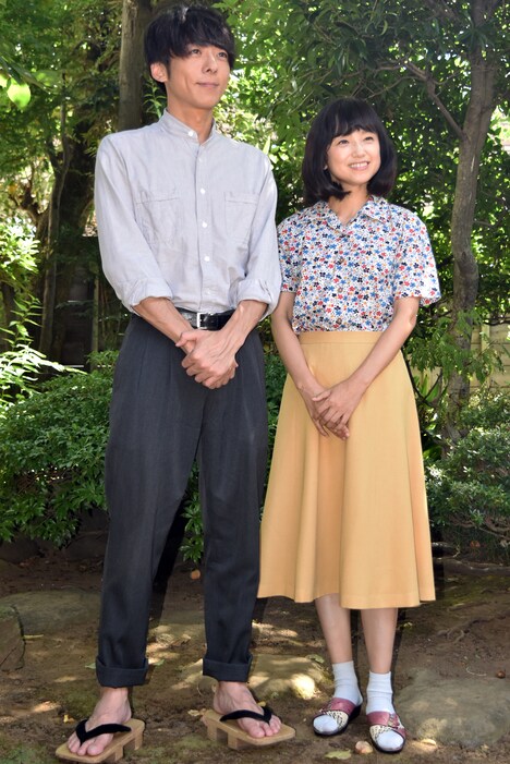 左から高橋一生、永作博美。