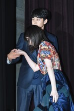 左から東出昌大、唐田えりか。