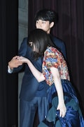 左から東出昌大、唐田えりか。
