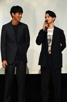 「寝ても覚めても」のプレミア上映舞台挨拶の様子。