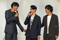 「寝ても覚めても」のプレミア上映舞台挨拶の様子。