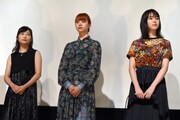 「寝ても覚めても」のプレミア上映舞台挨拶の様子。