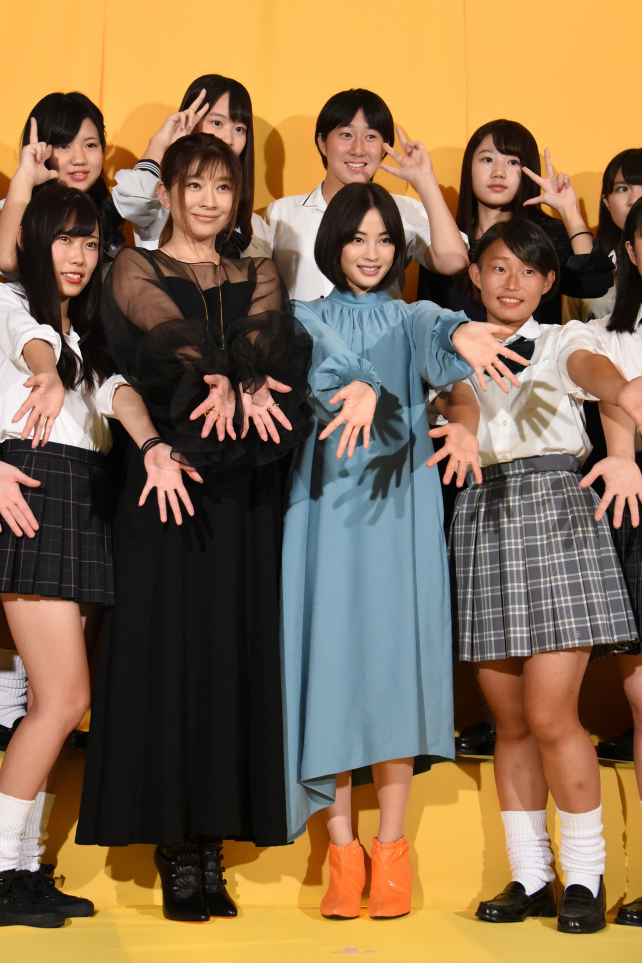 「SUNNY 強い気持ち・強い愛」女子限定制服試写会の様子。