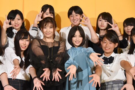 「SUNNY 強い気持ち・強い愛」女子限定制服試写会の様子。前列左から2番目が篠原涼子、3番目が広瀬すず。