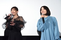 左から篠原涼子、広瀬すず。