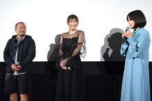 「コギャル、ハンパない……」と話す広瀬すず(右)を見守る大根仁（左）と篠原涼子（中央）。