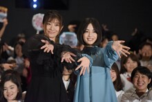 左から篠原涼子、広瀬すず。