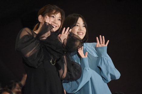 左から篠原涼子、広瀬すず。