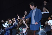 ワスプのコスプレをした観客に驚くポール・ラッド。