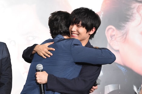 ハグを交わすポール・ラッド（左）と中川大志（右）。