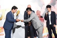 宮川大輔（中央）からお守りを受け取るポール・ラッド（左）。