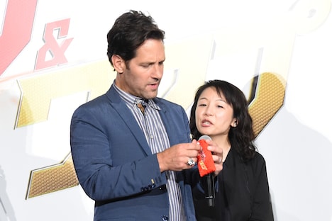 お守りを開けようとするポール・ラッド。