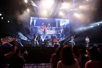 「PKCZ×DTC-湯けむり純情篇-from HiGH&LOW 完成披露試写会＆PREMIUM LIVE SHOW」より、DOBERMAN INFINITYによるパフォーマンスの様子。