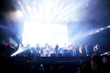 「PKCZ×DTC-湯けむり純情篇-from HiGH&LOW 完成披露試写会＆PREMIUM LIVE SHOW」より、DOBERMAN INFINITYとBALLISTIK BOYZによるパフォーマンスの様子。