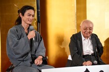 左から高良健吾、中島貞夫。