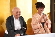 左から中島貞夫、多部未華子。