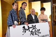 「多十郎殉愛記」制作発表会見の様子。左から木村了、高良健吾、中島貞夫、多部未華子。