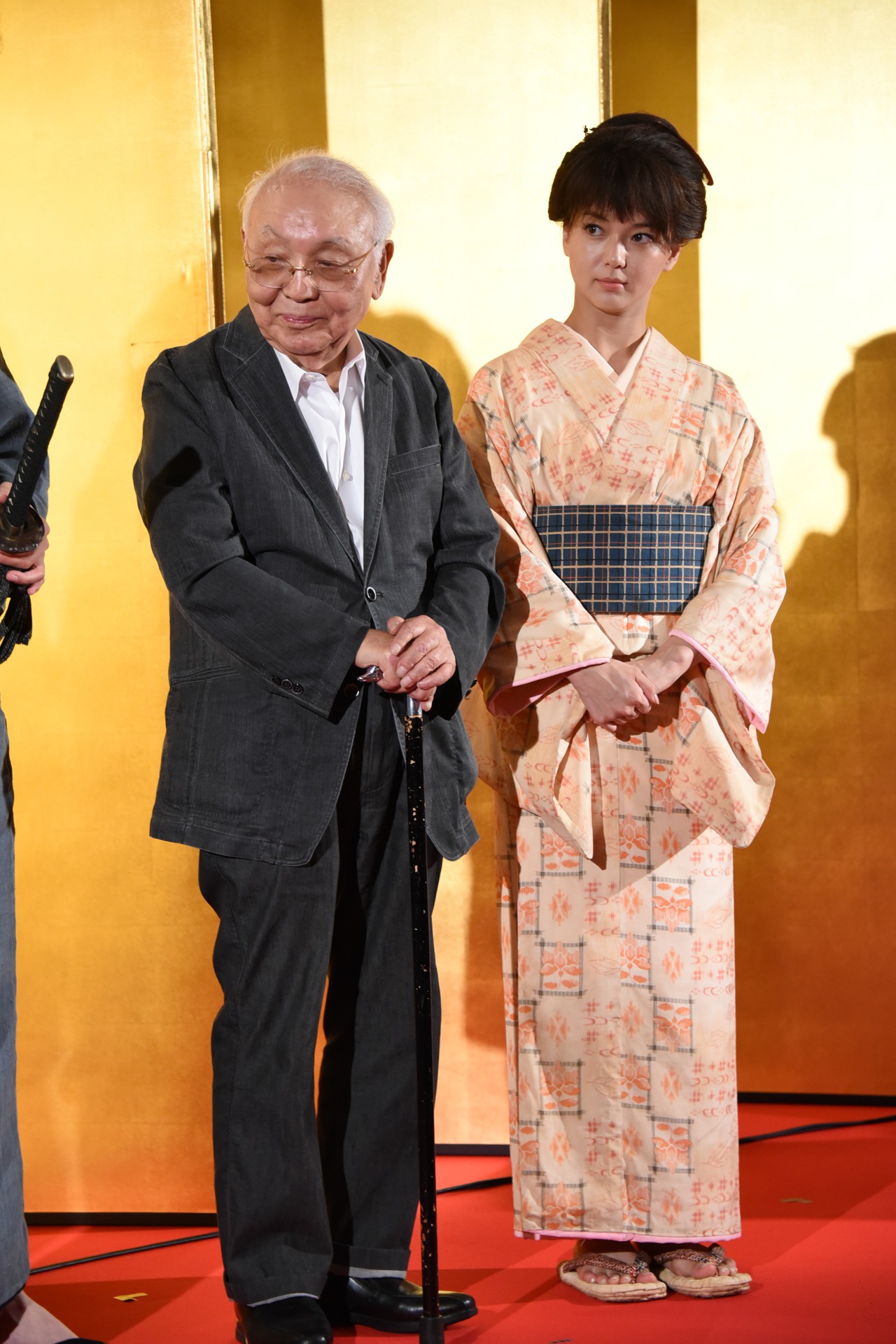 左から中島貞夫、多部未華子。