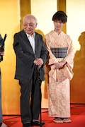 左から中島貞夫、多部未華子。