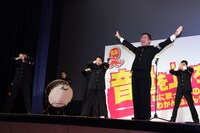 明治大学応援団が応援する様子。