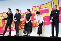 「音量を上げろタコ！なに歌ってんのか全然わかんねぇんだよ!!」完成披露舞台挨拶の様子。