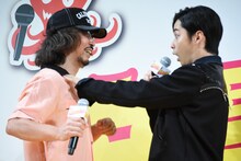 三木聡の折れている鎖骨を触って驚く千葉雄大。