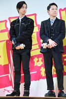 左から千葉雄大、阿部サダヲ。