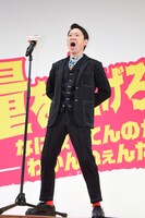 応援団風に大きな叫び声で挨拶をする阿部サダヲ。