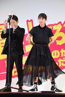 応援団風にステージに立つ吉岡里帆。