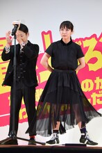 応援団風にステージに立つ吉岡里帆。
