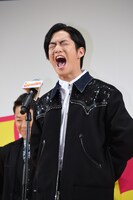 応援団風に大きな叫び声で挨拶をする千葉雄大。