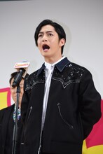 応援団風に大きな叫び声で挨拶をする千葉雄大。