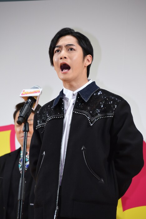 応援団風に大きな叫び声で挨拶をする千葉雄大。