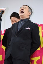 応援団風に大きな叫び声で挨拶をする松尾スズキ。