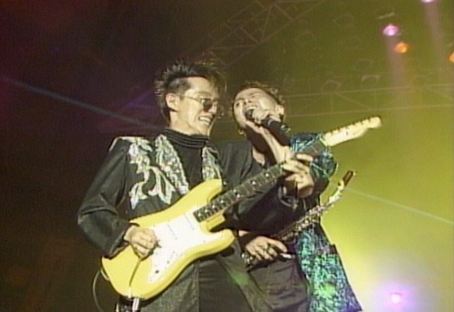 ライブDVD / Blu-ray「BARBEE BOYS IN TOKYO DOME 1988.08.22」より、いまみちともたか（G）とKONTA（Vo）。